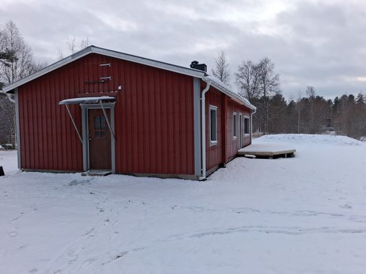 Hyr denna stuga i Umeå på 98 m². 4-6 sängplatser. Från 20 000 kr per vecka. Se bilder och tillgänglighet här.