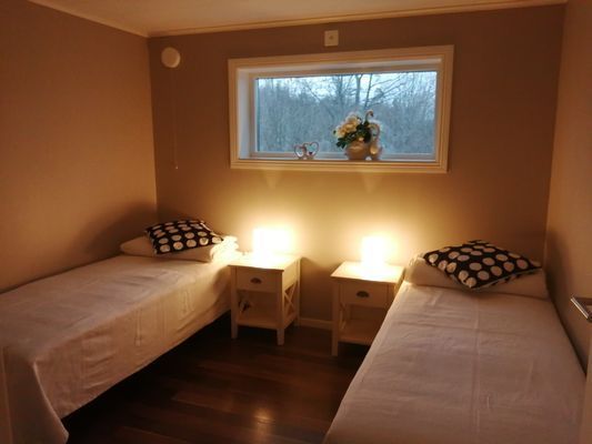 sovrum nr:2 med två enkla sängar 90 cm
