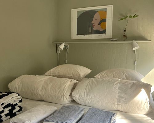 Hyr denna stuga i Vätö på 50 m². 3-7 sängplatser. Från 12 000 kr per vecka. Se bilder och tillgänglighet här.