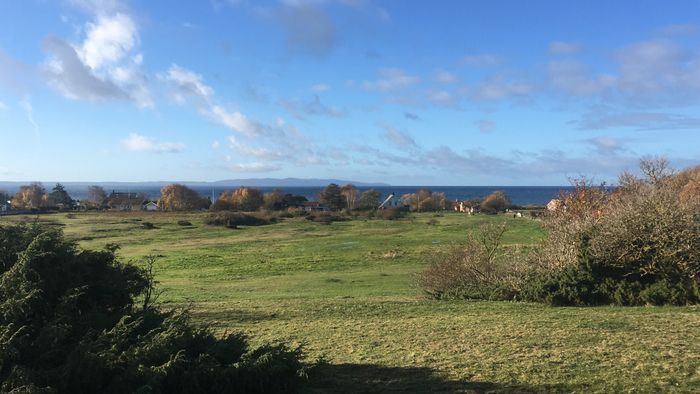 Utsikt mot Stora Hults strand, ca 300m från stugan. Kullen i bakgrunden