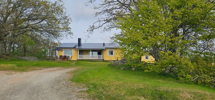 NY! Hundvänligt hus i Hjälmvik med havsglimt