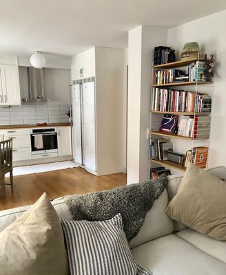 Hyr denna stuga i  på 75 m². 4-6 sängplatser. 10 500 - 17 500 kr per vecka. Se bilder och tillgänglighet här.