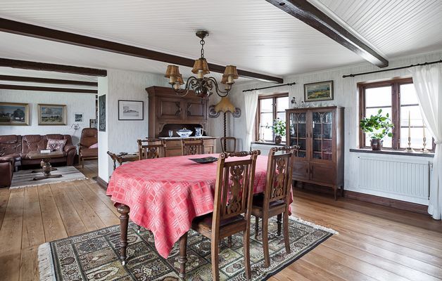 Kringbyggd korsvirkesgård nära havet - Bild 9