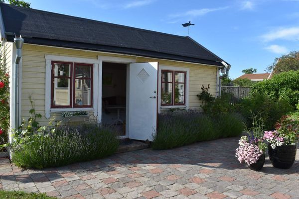 Hyr denna stuga i Borgholm på 45 m². 4-5 sängplatser. 7 500 - 9 500 kr per vecka. Se bilder och tillgänglighet här.