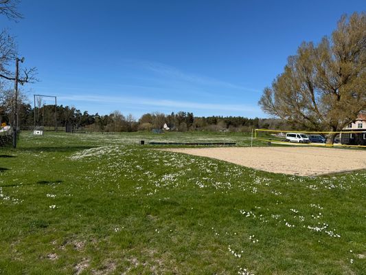 Hyr denna stuga i  på 80 m². 7 sängplatser. 9 500 - 10 800 kr per vecka. Se bilder och tillgänglighet här.