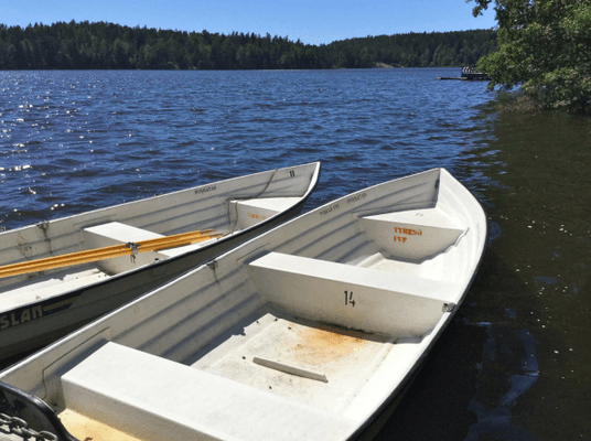 280m från stugan finns en brygga med roddbåtar att hyra för mysiga roddturer eller fiske. Uthyrning sker via macken OKQ8 i Tyresö.