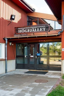 Hyr denna stuga i Högfjället på 57 m². 4-6 sängplatser. Pris ej tillgängligt. Se bilder och tillgänglighet här.