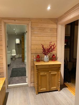 Hyr denna stuga i  på 70 m². 4-5 sängplatser. 3 500 - 9 000 kr per vecka. Se bilder och tillgänglighet här.