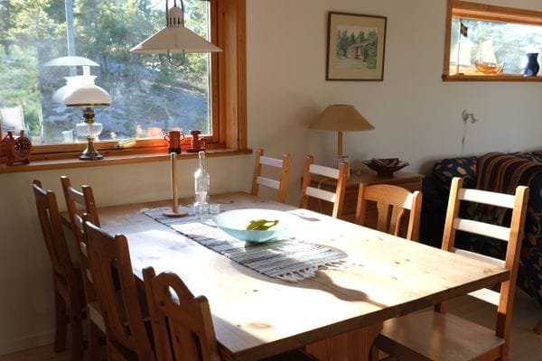 Matbord för 8 personer i eftermiddagssolen.