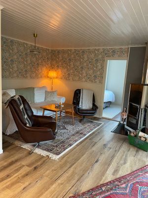 Mysig stuga nära sjö och natur