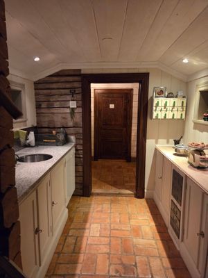 Modernt boende i 1700-talsmiljö lakan o städ ingår - Bild 32