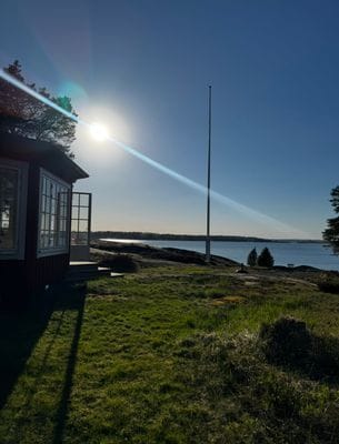Egen udde med bastu, bryggor och magisk solnedgång
