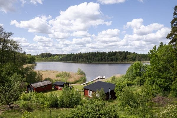 Sjötomt & bastu, mysig stuga 1 h till Stockholm - Bild 2