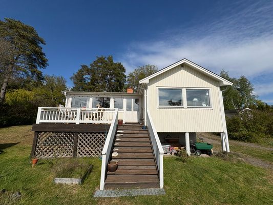 Sjötomt med egen sandstrand o brygga på Färingsö - Bild 11