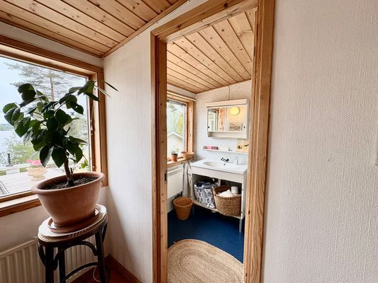 Sjötomt med egen sandstrand o brygga på Färingsö - Bild 38