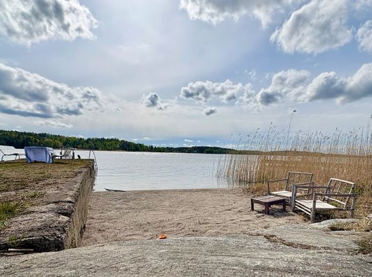 Sjötomt med egen sandstrand o brygga på Färingsö - Bild 2