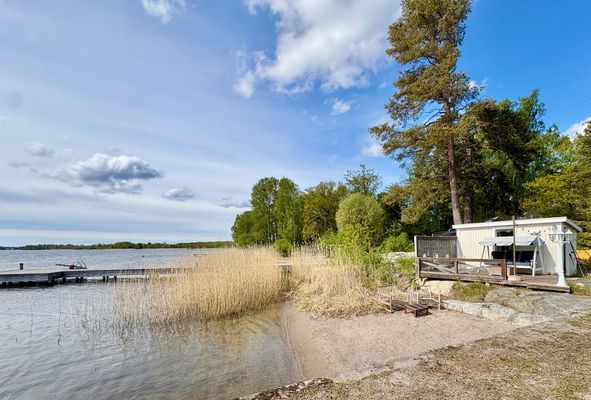 Sjötomt med egen sandstrand o brygga på Färingsö - Bild 3