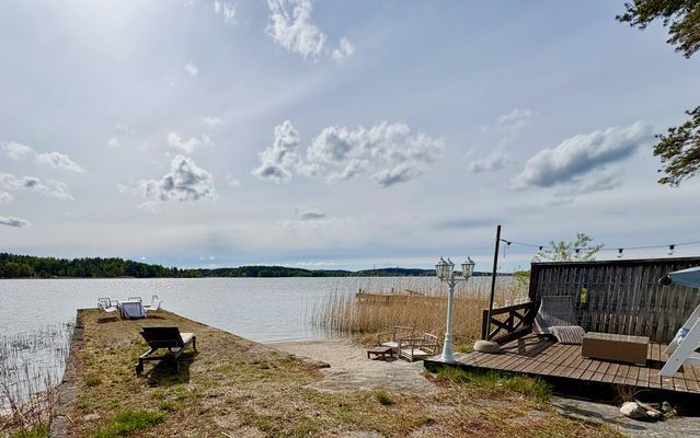 Sjötomt med egen sandstrand o brygga på Färingsö - Bild 4