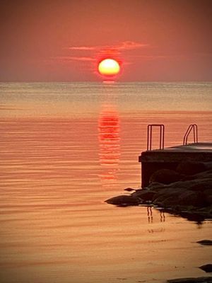 Bryggan i Kivik, med endast 15 minuters promenad lockar ett morgondopp