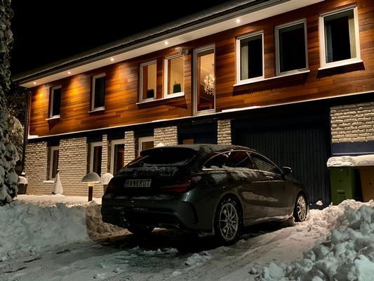 Rymlig uppfart för fri parkering, sommar som vinter.