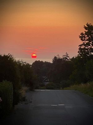 Utsikten, när man promenerar runt husknuten ner mot havet, restauranger och centrum. 1500 meter till havet och den milslånga vita sandstranden.