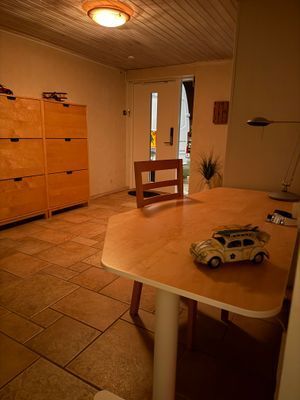 ”Avskilt” från de två andra sovrummen och vardagsrummet, finns en liten arbetsplats med höj och sänkbart skrivbord.