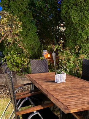 En liten uteplats utanför, för gäster upp till 6 personer