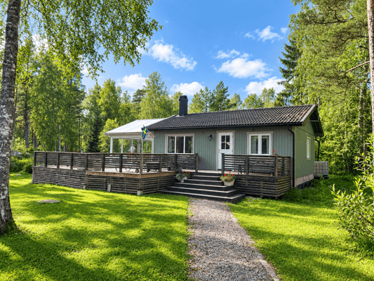 Sommaridyll nära bad och hamn – med privat jacuzzi