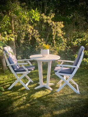 Sommartid finns det en liten uteplats som kan anpassas för både 2 eller upp till 6 gäster. Om ni önskar låna en liten grill ordnar vi gärna det.