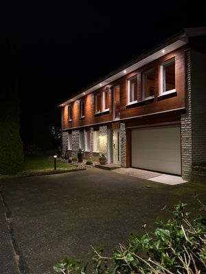 Rymlig uppfart för fri parkering, sommar som vinter.