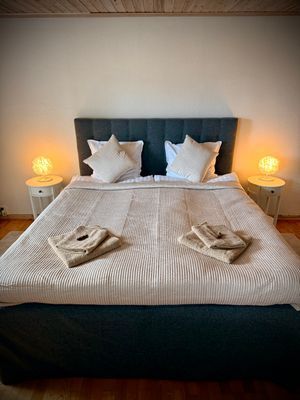 Sovrum 1, Dubbelsäng (180 King sitze) I öppen planlösning. I samma rum finner man en bäddsoffa med plats för 1-2 personer beroende på vuxen eller barn.