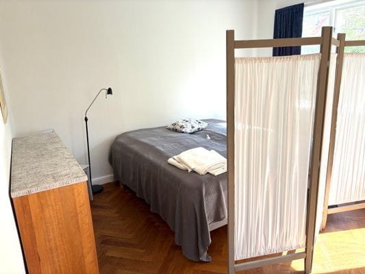 2 sängar i vardagsrum med avdelning