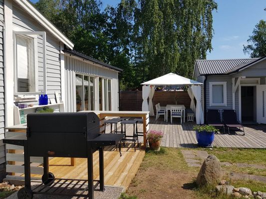 "Lillstugan" och uteplats samt grillplats/utekök