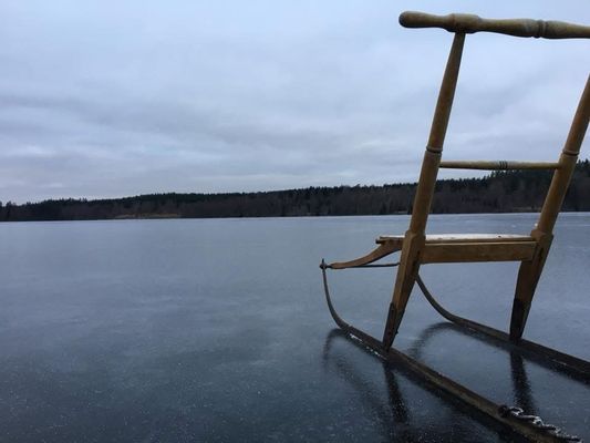 Skridskoåkning och pimpelfiske på vintern. Nära skidbackar och längdskidspår.
