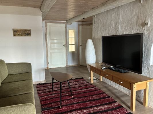 Sjönära stuga i herrgårdsmiljö med egen brygga - Bild 14