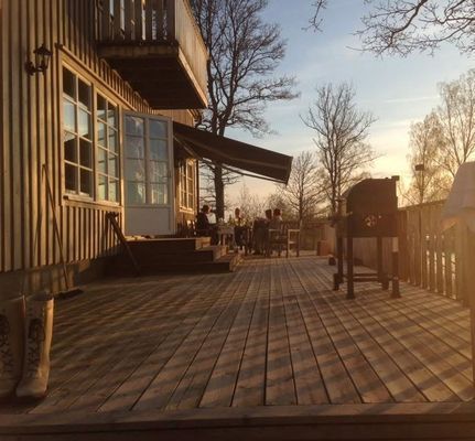 Stor altan för sköna sommarkvällar med grillning och bastubad.