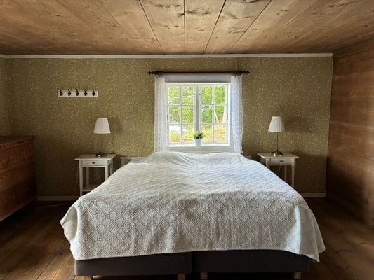 Sjönära stuga i herrgårdsmiljö med egen brygga - Bild 8