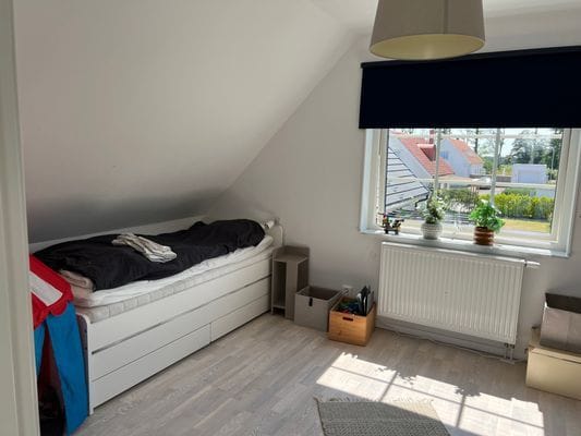Sovrum 1 ovanvåning. 2 sängar med utdragbara sängar under, totalt 4 bäddar.