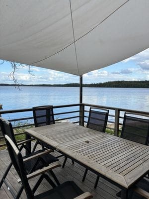 Sjönära stuga i herrgårdsmiljö med egen brygga - Bild 5