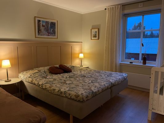 Sovrum 1 (3 enkelsängar (90x200) + 1 spjälsäng)