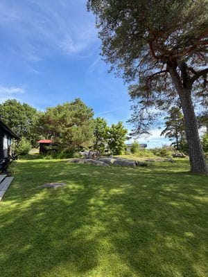 Underbar kustidyll vid havet med unik trädgård - Bild 25