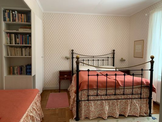 Sovrum 1: En enkelsäng och en 150 cm bred säng.