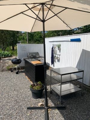 I uteköket finns både gasolgrill och klotgrill.