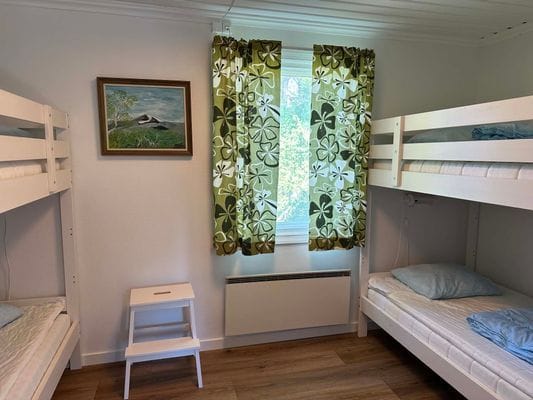 Nyrenoverad stuga vid fin sjö o badplats, Konvalje - Bild 5