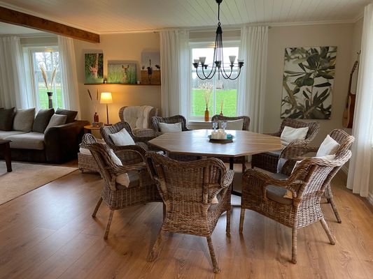 Trivsamt allrum med matplats för 8 personer