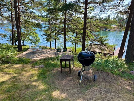 Grillmöjligheter och matplats precis vid vattnet