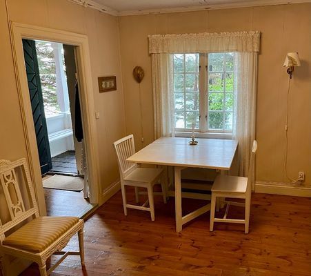 Matsal / Matplats (bordet går att fälla ut för fler platser)