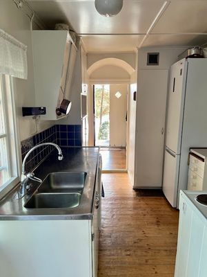 Kök - Kylskåp, Micro, Spis och förvaring in till höger