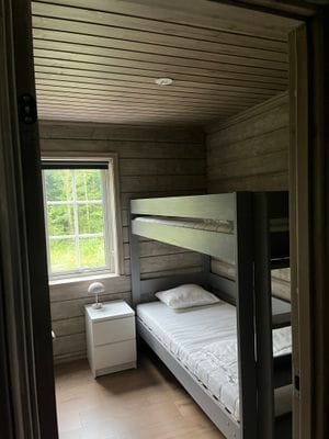Sovrum 2: 90 cm x 2 (våningssäng).