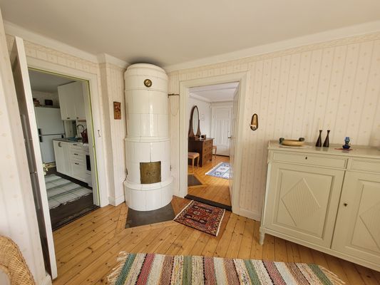 Charmig lägenhet i äldre stil på hästgård - Bild 9